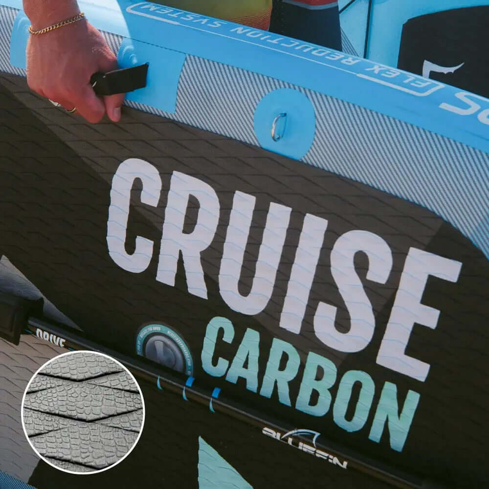 Planche à pagaie gonflable avec un pont texturé, une poignée et le logo visible 'CRUISE CARBON'